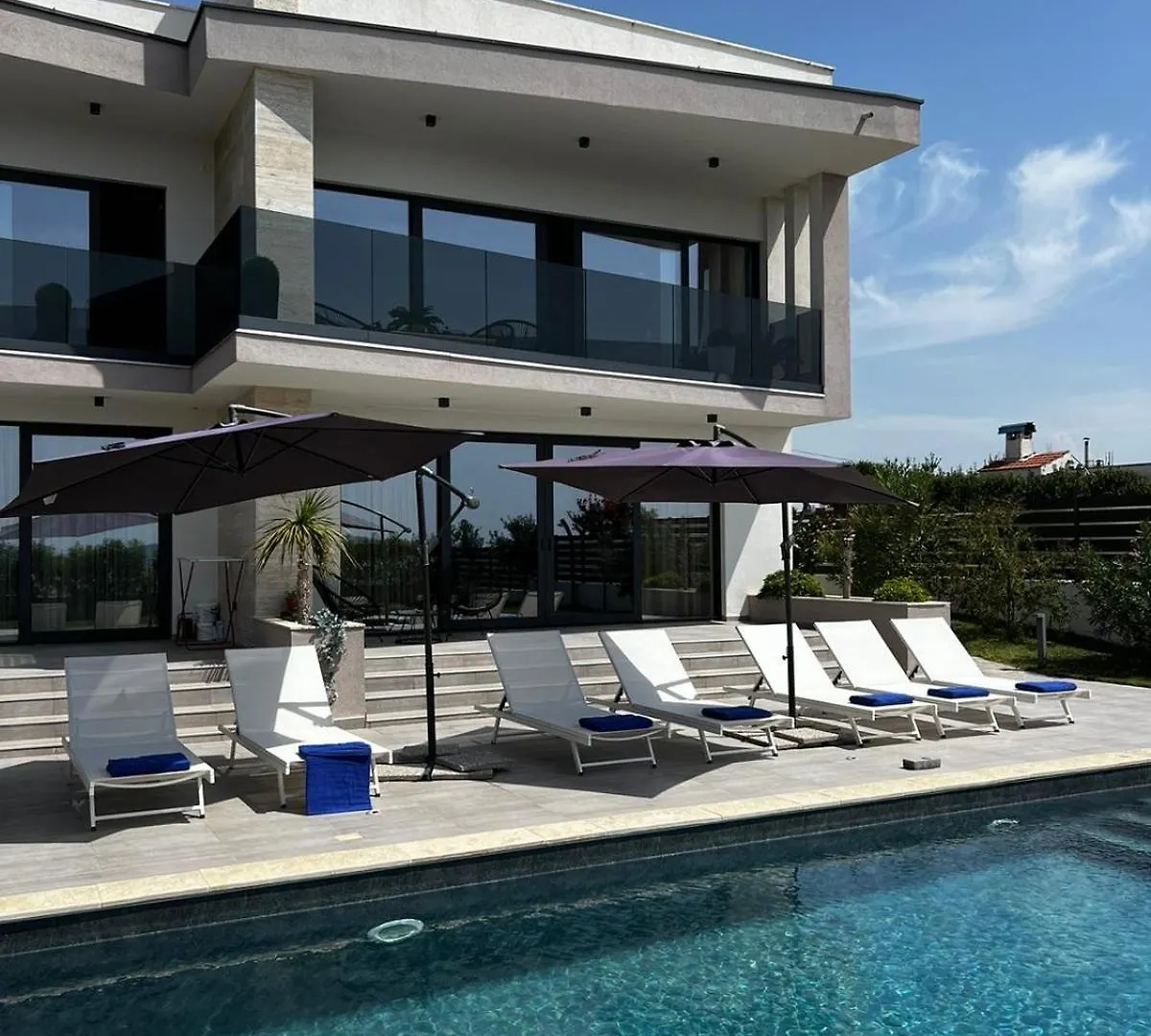 Villa Luce زادار
